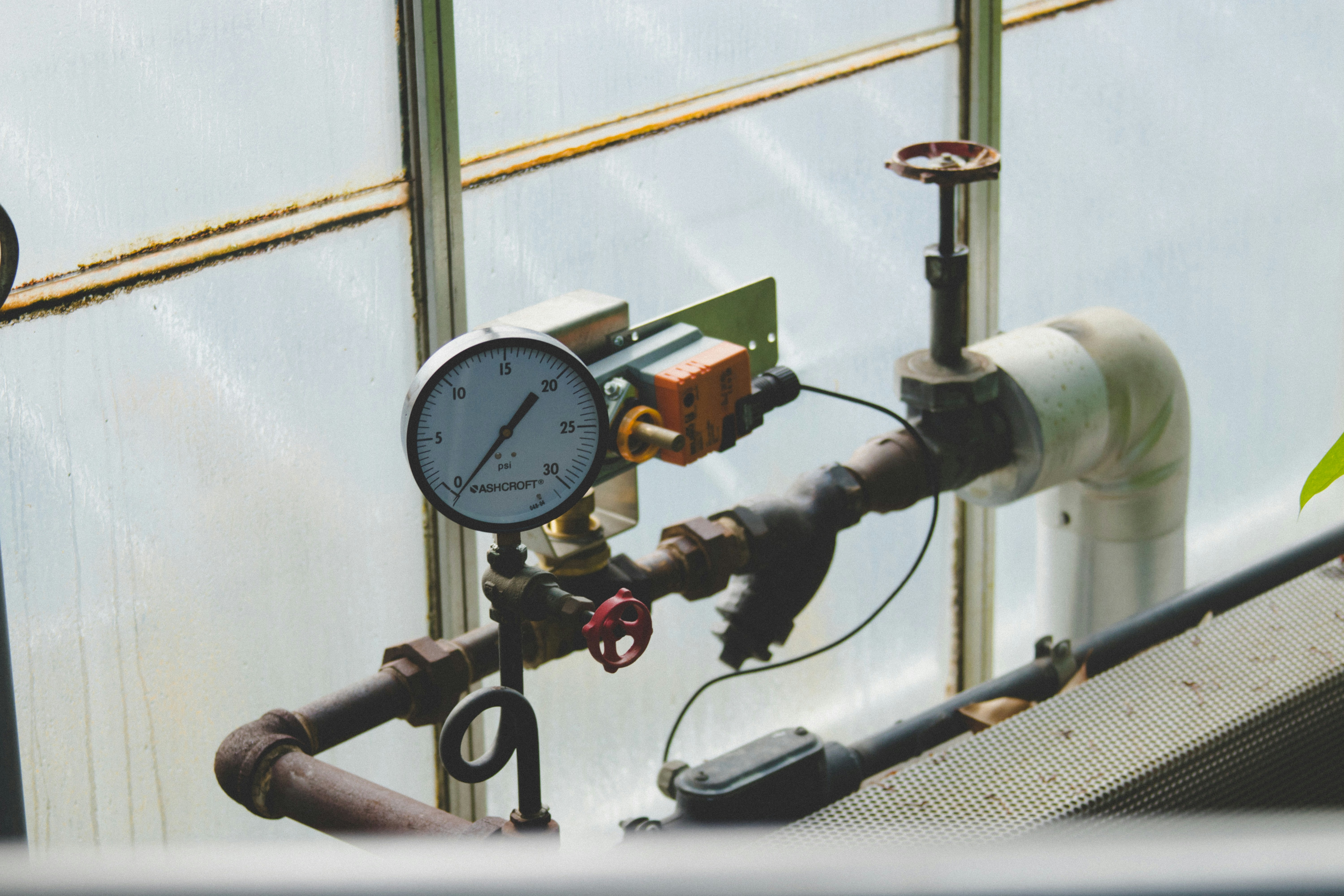 Geothermal cooling system with pressure gauge and circulation pipes